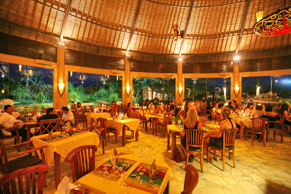 Tsavo Lion Restaurant, one of the unique restaurants in Bali Safari Mara River Safari Lodge